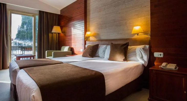 Ski holidays Soldeu, Andorra. A bedroom at Hotel Piolets.