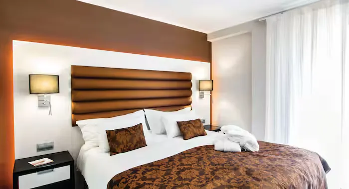Ski holidays in Arinsal. A tastefully decorated bedroom at Hotel Princesa Parc.