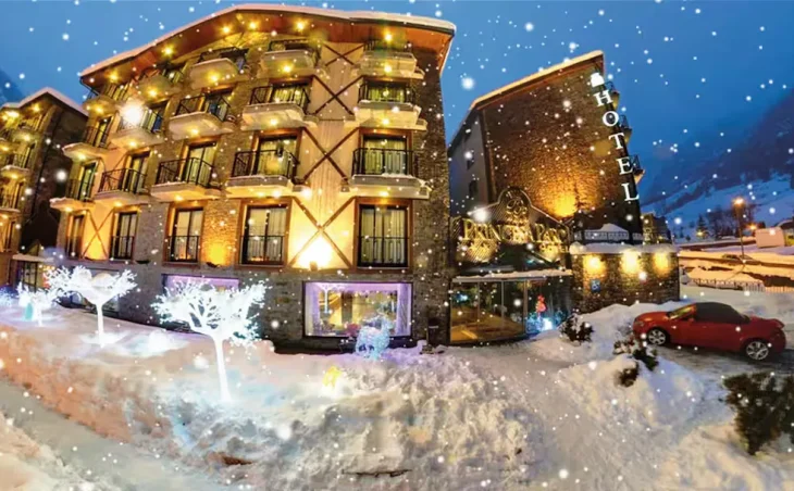 Ski holidays in Arinsal. A snowy day outside Hotel Princesa Parc