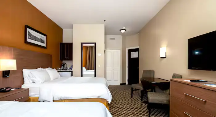 Holiday Inn Express & Suites - 3