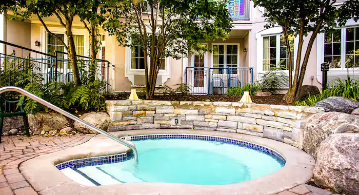 Holiday Inn Express & Suites - 5