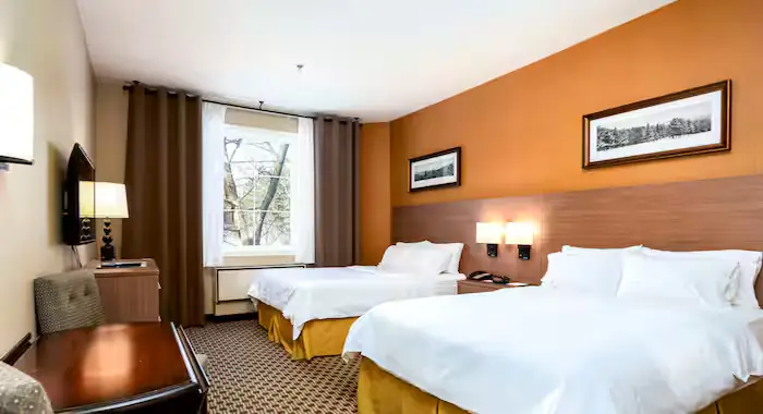 Holiday Inn Express & Suites - 2