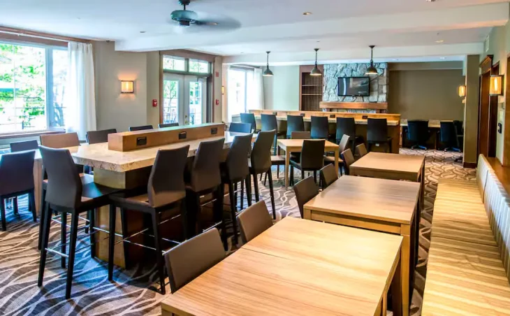 Holiday Inn Express & Suites - 6