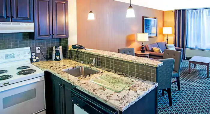 Holiday Inn Express & Suites - 7