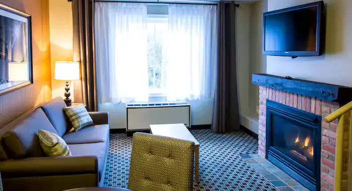 Holiday Inn Express & Suites - 9