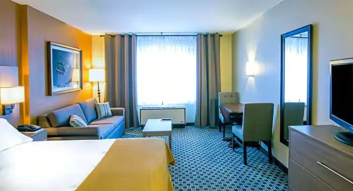 Holiday Inn Express & Suites - 10