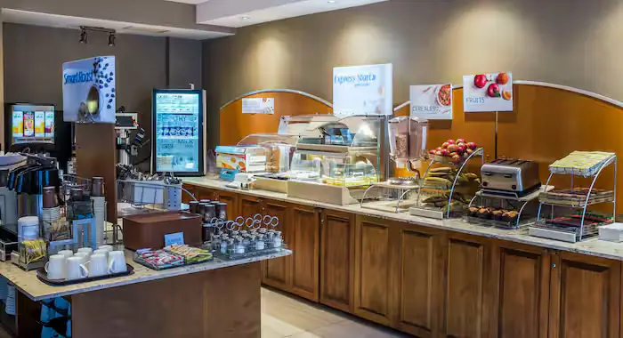 Holiday Inn Express & Suites - 12