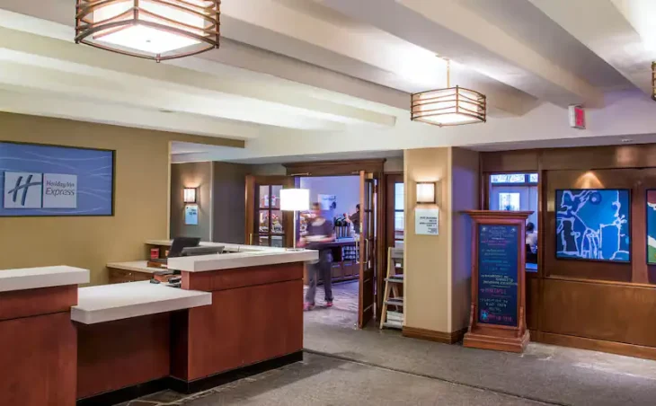 Holiday Inn Express & Suites - 13