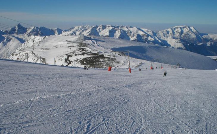 Les Deux-Alpes Ski Holidays - A photo of the wide Les Deux Alpes pistes