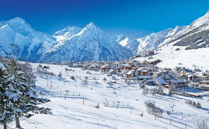Les Deux-Alpes Ski Holidays - The Les Deux Aples pistes with mountains in the background