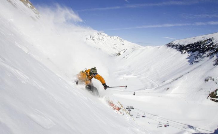 Les Deux-Alpes Ski Holidays - A skier enjoys the powder snow in Les Deux-Alpes